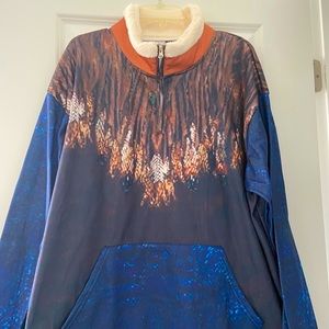 MEN’S PULLOVER TOP.